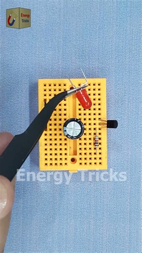 How to Make a Single LED Blinking Circuit on Breadboard #shorts
