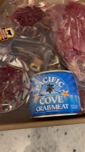 🧑‍🍳 First box of 2026 from @southernfoodsmarket in the bag! Certified Angus filet mignon, veal cutlets, and Pacific Cove lump crab—let the culinary adventures begin. 🥩🦪🍤 Who’s ready for something decadent and one-pan magic? 🔥 #unboxing #meat #delivery #axelbandkitchen #foodie | Axelband Kitchen