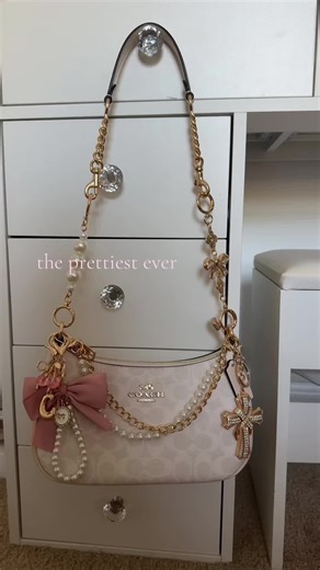 it’s the coach teri shoulder bag in white (I wish they had the pink) #coach #coachbag #coachterishoulderbag