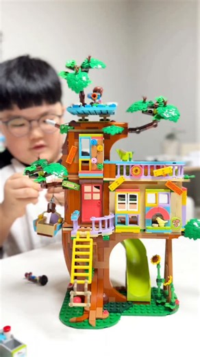 멍멍언니 on Instagram: "#광고 @legokorea_official 레고 캠페인 영상이 공개됐어요 Rebuild the World. Never Stop Playing! 두 개의 브릭이 맞닿는 장면을 보면서 놀이가 멈추지 않아야 한다는 걸 새삼 느꼈습니다. 이번 캠페인에서 레고가 준비한 댓글 이벤트도 진행중이에요! “내가 생각하는 놀이는 ○○이다” 이렇게 댓글 한 줄만 남기면 참여 끝! 선물도 준비되어 있으니 놓치지 마세요!!! 📅 이벤트 기간 : 9월 1일 ~ 10월 5일 📌 이벤트 참여 방법 : 레고코리아 블로그 확인! 우리 초롱이는 레고프렌즈 #42652 우정트리하우스를 고르고 아빠랑 나란히 앉아 브릭을 하나하나 쌓아가는데, 그 과정 자체가 대화이자 놀이가 되었어요! 완성된 트리하우스에서는 엘리베이터를 움직이고, 비밀 공간을 열어보고, 미니피겨랑 동물 친구들로 끝없는 이야기를 이어가요! 조립에서 끝나지 않고, 상상으로 확장되는 게 레고만의 매력이죠. 👉 여러분도