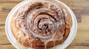 Easy Giant Cinnamon Roll Cake Recipe in 30 Minutes