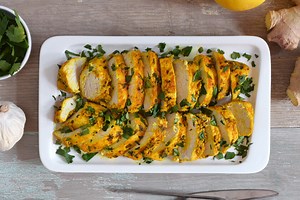 Pechuga de pollo marinada con ajo, jengibre y cúrcuma: receta con truco para lograr una carne muy jugosa