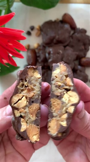 Forget about your favorite store-bought peanut cluster brand and try your own with this wholesome and irresistible recipe! Made with mainly 3 ingredients, the recipe merges the natural sweetness of dates with the crunchiness of roasted peanuts, all coated in a smooth layer of dark chocolate and a touch of saltiness (optional) for contrast. Ingredients: These quantities were good enough for 10 large peanut clusters: 1 cup (150 g) soft pitted dates 1 cup (160 g) roasted unsalted peanuts 1/2 cup (8