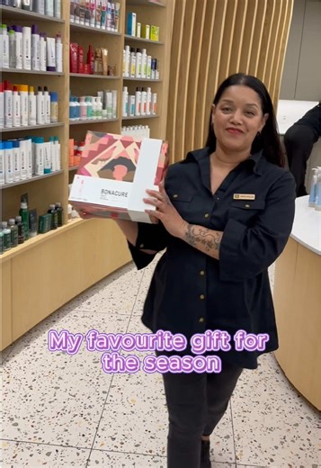 Avoid the gifting rush and get yours early this year! 🎁 Shop our favourite festive gift sets in-store or online and make this season extra special! ✨ #RetailBox #FestiveBeauty #GiftEarly #PremiumHairAndBeauty #PremiumHaircare