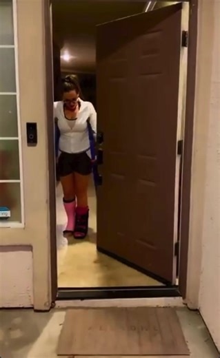 Leg cast and crutches | crutches