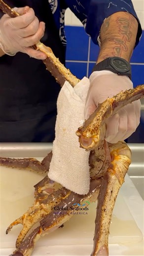 Many of you asked how to humanely kill king crab before steaming. This is the fastest and easiest method, used by professionals to minimize stress and preserve meat quality. The key is a quick, decisive action that immediately stops the nervous system before cooking. This approach is clean, efficient, and respectful to the crab—exactly how premium seafood should be handled. Proper preparation not only matters ethically, it also protects texture, sweetness, and overall eating quality once steamed