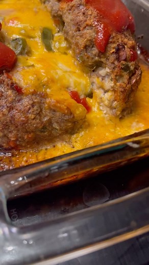 Brooke Taylor on Instagram: "Honestly, I’m not one for presentation, however, this was one of the best presented meals I’ve ever made. Apparently i didn’t roll the meatloaf tight enough and it exploded in the oven. INGREDIENTS: 2 pounds of ground beef 2 eggs 1 cup bread crumbs 1/2 cup heavy cream 1 bell pepper diced thin 1/2 onion diced thin 1/2 cup diced canned jalapeños (you can use fresh but I’m a sissy) 2 garlic cloves minced 1 tablespoon onion powder 1 tablespoon garlic salt Any other seaso