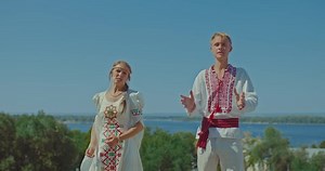 「スラブ人の男性と女性の自然の中で、幸せな人々のインスピレーションを歌う。スラヴは美しい民族衣装、ドレス、刺繍のシャツを着ています。奴隷の人生を楽しむ、彼らは笑顔。4K」の動画素材（ロイヤリティフリー）1096388969 | Shutterstock