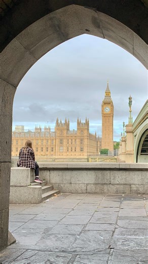 Darrell Fishbeck on Instagram: "Every time I watch Love Actually I can’t help but relate to the images of saying hello/goodbye and the bitter sweet moments Jen and I had at Heathrow Airport. ✈ #atexaninengland #longdistancelove #internationalrelationship #loveactually #ukchristmas"