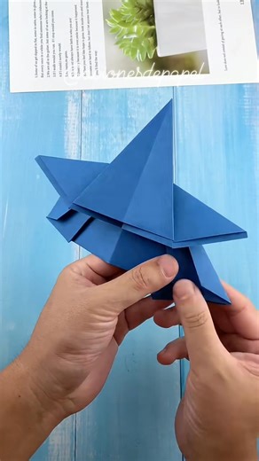 Avión de papel paso a paso ✈️ disfruta de volar este diseño de aviones de papel #fypviralシ #tendencias2025 #aviones #airplanerlover #avión #airplanelovers #airplane #avionesdepapel #craft | Aviones de papel