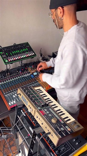 This New Meme Sample Goes HARD 💥 Synth Jam w/ TR-8 + MicroKorg Bassline #Shorts #TR8 #techno #fyp