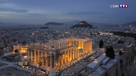 On vous emmène à la découverte des traditions de Noël en Grèce. | TF1 INFO