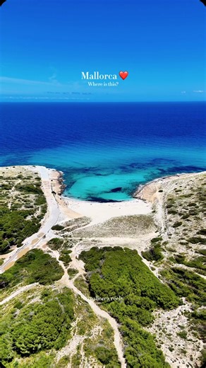 This is . . .👇🏼 . . . 📍Cala Mitjana, Mallorca ❤️ 🇬🇧 Discover the hidden gem of Cala Mitjana on Mallorca’s stunning coastline, where turquoise waters and golden sands await you! Perfect for a serene escape, this secluded beach offers unparalleled tranquility and natural beauty. 🇩🇪 Entdecken Sie das versteckte Juwel Cala Mitjana an Mallorcas atemberaubender Küste, wo türkisfarbenes Wasser und goldene Strände auf Sie warten! Perfekt für eine ruhige Flucht bietet dieser abgelegene Strand unve