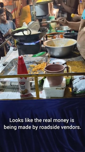 Everyone chasing AC office jobs…Meanwhile the sweet corn seller with a long line: 💰💰#youtubeshorts