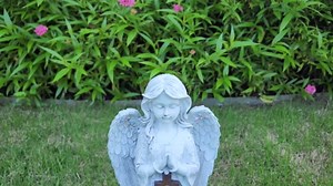 Angel Garden Statue Outdoor Figurine, Solar Powered Garden Sculpture with 6 LEDs Resin Praying Angel Decor for Patio Lawn Yard Porch Decoration Christmas Birthday Housewarming Present 13.2” H