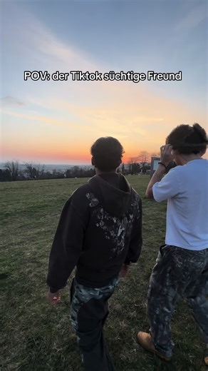 Der tiktok süchtige Freund in der Gruppe