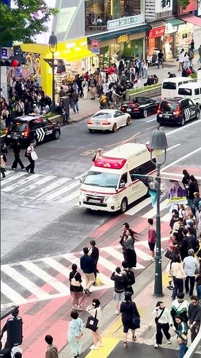 【緊走】渋谷109前を突破する救急車！東京スクランブル交差点の緊迫シーン / Ambulance speeding through Shibuya 109, Tokyo
