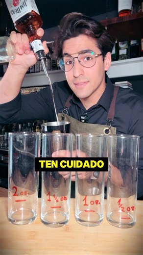 ⚠️ ¡CUIDADO CON EL CAMARERO QUE NO MIDE LA BEBIDA! Terminarás borracho… #shorts #bartender