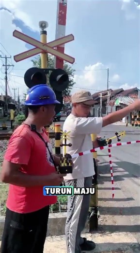 Bapak Bapak Belajar Mainin Palang Pintu Panjang Naik Turun#palangpintukeretaapi