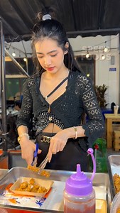 Beautiful Laos Girl Cooking Spicy Fried Chicken Salad - That Luang Festival , Laos l ข้าวยำไก่เเซ่บน้องฝ้าย มาเด้อ!มีเฉพาะงานบุญธาตุหลวงเวียงจันทน์เด้อ | SpeedFoods