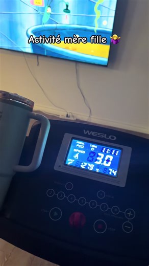 Avec nos horaires chargés on fini par trouver des trucs pour optimiser notre temps ! Ici c’est gagnant gagnant … Ma fille peut relaxer en écoutant son bob l’éponge tout en accompagnant maman dans son 30 min de marche 😅 Yen a clairement une qui a plus de plaisir que l’autre … je te laisse deviner laquelle hahaha …