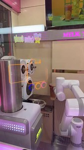 ✨El primer Robo Café!✨⁠ Dentro de @amakitchen.us y en pleno @katyasiantown, llegó la experiencia más futurista y divertida: ¡el primer café robótico de la ciudad! 🤖🧋⁠ Aquí los robots no solo preparan tu boba, también te sirven helado, algodones de azúcar, ¡y hasta puedes jugar con máquinas de garra, tomar fotos y mucho más! 🍦🎮📸⁠ ⁠Es el plan perfecto para un mini paseo con tus peques, amigos o pareja. 🫶 📍23119 Colonial Pkwy Ste A6, Katy, TX 77449⁠ Te atreverías a dejar que un robot prepare