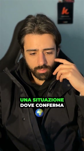 3 segnali che ha paura di perderti (gesti in pubblico) Quando ti abbraccia in pubblico o ti tiene la