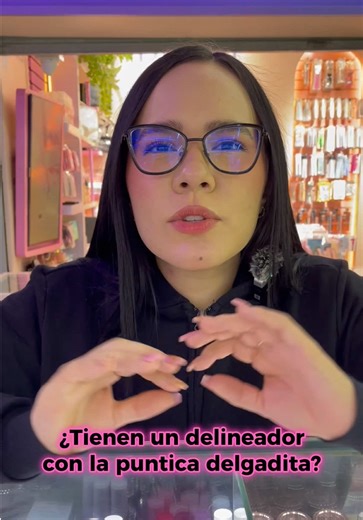 El delineador perfecto para que la colita de gato te quede súper delgadita y pulida es el de @kiaka beauty #delineador #delineadordelgado #delineadodeojos #delineadodegato #cateye #maquillajemedellin #tiendademaquillaje #maquillajecolombia #maquillajealpormayor