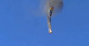 Balão com 21 pessoas incendeia-se e cai no Brasil, há 8 mortos
