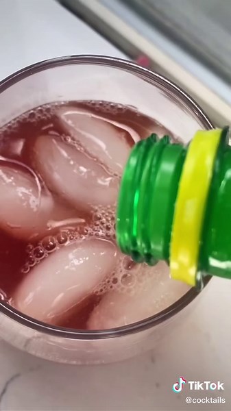 Delicious Pineapple Cranberry Cocktail Recipe 🍹