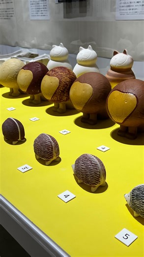 立川のPLAY! MUSEUMで、北欧を代表する陶芸家リサ・ラーソンの制作プロセスに焦点を当てた展覧会「リサ・ラーソンの作り方 展」が2月23日まで開催中。 ワークショップを中心に据えた展覧会で、リサによる日々の制作の一端に触れることができるものとなっています。 #lisalarson #craft #design #playmuseum #tokyo | ウェブ版美術手帖