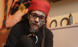Jimi Dekker (52) houdt de Molukse tatoeage-traditie levend: ‘Deze tatoeages zijn boodschappen van de voorouders’