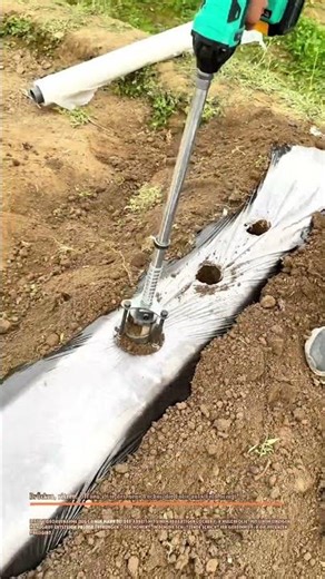 Drücken, ritzen, öffnen: Wie der neue Locher die Folie aufs Feld bringt