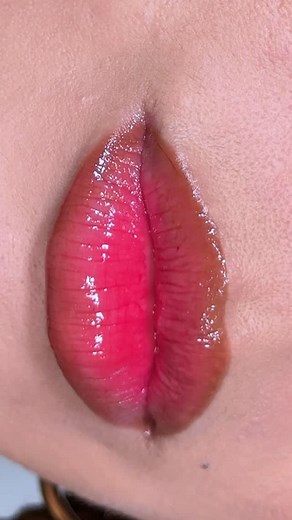 Juicy lips con un color cola clarito, ideal para el día a día. Mi lip combo favorito del momento 😏🔥 | Lolo Makeup