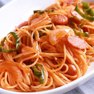 『昔なつかしのケチャップナポリタン』 【材料】 2人前 スパゲティ 160g 水（スパゲティ茹でる用） 1000ml 塩（スパゲティ茹でる用） 小さじ2 玉ねぎ 1/4個 ピーマン 2個 ウインナー 4本 すりおろしニンニク 小さじ1 ケチャップ 大さじ4 塩 少々 サラダ油 小さじ2 【手順】 鍋に水を入れ、中火で沸かしておきます。 1. 玉ねぎは5mm幅にスライスし、ピーマンはヘタと種を取り除いて輪切りにし、ウインナーは斜め薄切りにします。 2. 沸騰したお湯に塩とスパゲティを入れ、パッケージの記載の時間通り茹で、ザルにあげます。 3. フライパンでサラダ油を熱し、玉ねぎとウインナーを炒めます。玉ねぎがしんなりしたらピーマンを加えてさっと炒めます。 4. 3にすりおろしにんにく、ケチャップ、塩を加えてさっと炒めます。2を加えて絡めます。 5. 器に4を盛り付けて完成です。 【コツ・ポイント】 茹で時間はパッケージに記載されている時間を目安にしてください。すりおろしニンニクの量はお好みで調整して下さい。 【レシピの紹介】 ケチャップで炒めたシンプルな昔なつかしのナポリタンです。すりお