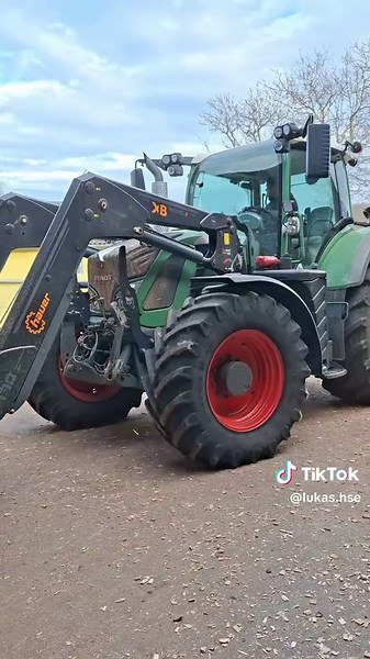 Exploring Fendt 716 and 722 Vario Tractors in Agriculture