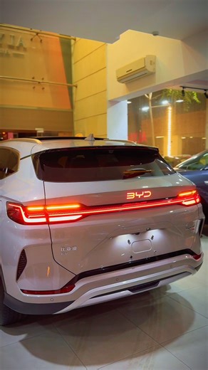 BYD Song Plus Champion EV 2025 – معيار جديد للفخامة الذكية مو مجرد SUV… هاي سيارة كهربائية بتقرأ الطريق قبلك، وبتتصرف بذكاء قبل ما يوصلك أي خطر. تقنيات رؤية محيطية 360° مع دمج LiDAR و13 كاميرا و5 رادارات موجية تمنحك قيادة واثقة ومريحة بكل الظروف. 🔋 الأداء والشحن بطارية Blade LFP بسعة 87.04 kWh مدى يصل إلى 605 كم شحن سريع DC من 30% إلى 80% خلال 28 دقيقة مخرج طاقة خارجي بقوة 6 kW 💺 الراحة والفخامة مقاعد أمامية تدفئة وتبريد تدفئة للمقود شاشة لمس 15.6 إنش مع عدادات رقمية 12.3 إنش إنارة داخلية LED