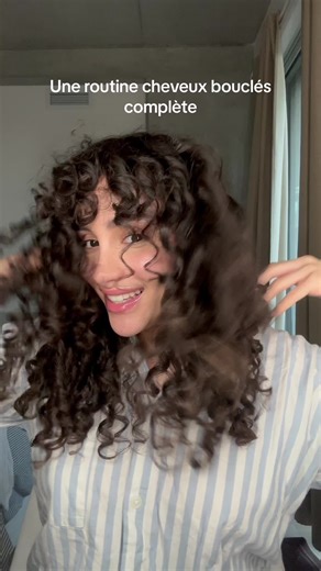Routine cheveux bouclés : boucles définies et brillantes