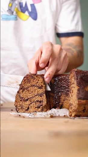 Marble cake with chocolate pudding