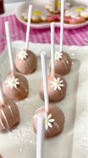 Gloria Tonin on Instagram: "Cake Pop La receta que me piden siempre Estos cake pops son ideales para organizarte, tener en el freezer y resolver cumpleaños o mesas dulces de forma casera y fácil . Cuando los hago, aprovecho recortes de torta que me sobran al decorar y los guardo en el freezer. Si no tengo, uso magdalenas en paquete y quedan geniales . El sabor, combinado con dulce de leche repostero, hace que sean un éxito asegurado . Con un paquete de 8 magdalenas salen más de 15 cake pops de e