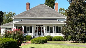 This Byron home has a hall of Presidents, an entrance fit for Augusta National and a lot of history