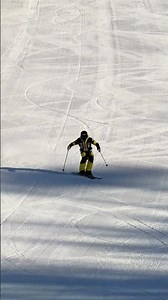 找一条滚落线滑小弯 趁着顶门还有面条，找一条滚落线，围绕着滚落线滑小弯，培养对称的弯形和节奏 雪板Master M17#阿拉丁ski出品 #阿拉丁滑雪教程 #双板滑雪 #双板滑雪教学 #滑雪教学