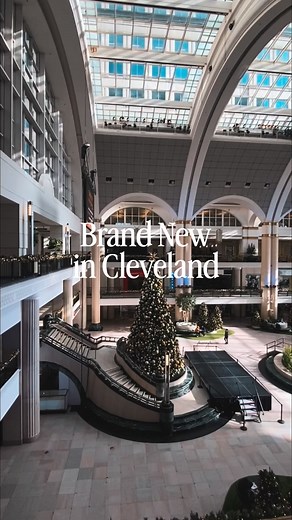 Cleveland, it’s officially Market Weekend. 🎄🛍️ @theclevelandmarket is taking over the West Bank of the Flats with 70 local makers, food, drinks, festive characters, music, and all the holiday energy this city does best. And because so many people asked — here’s the full schedule for the weekend: FRIDAY (4–8PM) -$10 ticket • Market open • Mrs. Claus (4–8PM) • DJ Tre Smith (4–8PM) SATURDAY (11AM–6PM) - free • Mrs. Claus (11AM–6PM) • DJ Tre Smith (12–2PM) • The Grinch Cindy Lou (2–5PM) SUNDAY (11