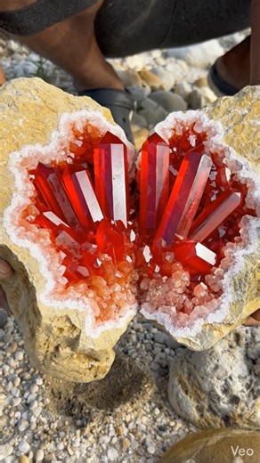 Incredible Red Crystal Geode Discovery – Nature’s Hidden Gem!”