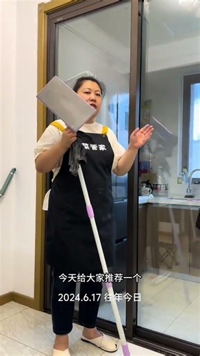 How to quickly clean the indoor glass sliding door