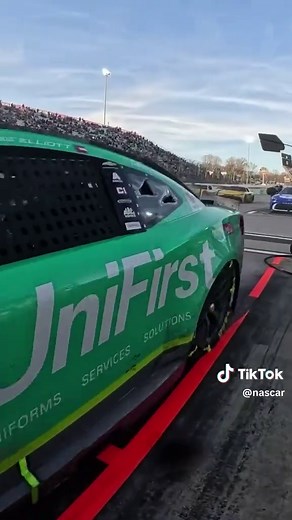 Four tires and a full tank of fuel, please! 😤 (🎥: @MECHANIX WEAR)