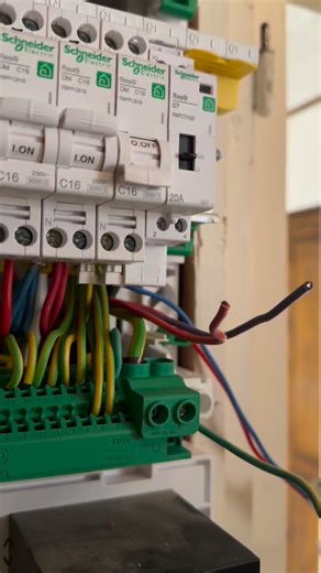 ASER VITE on Instagram: "🚿 Tu veux profiter des heures creuses pour ton chauffe-eau ? Voici comment installer un contacteur jour/nuit ⚡👇 1️⃣ Coupe le courant au disjoncteur général. 2️⃣ Installe le contacteur jour/nuit sur le rail DIN du tableau. 3️⃣ Raccorde l’alimentation (phase + neutre). 4️⃣ Branche la commande heures creuses venant du compteur. 5️⃣ Raccorde le chauffe-eau sur la sortie du contacteur. 6️⃣ Remets le courant et teste : AUTO / I / 0 ✅ 💡 Astuce : laisse toujours le contacteur