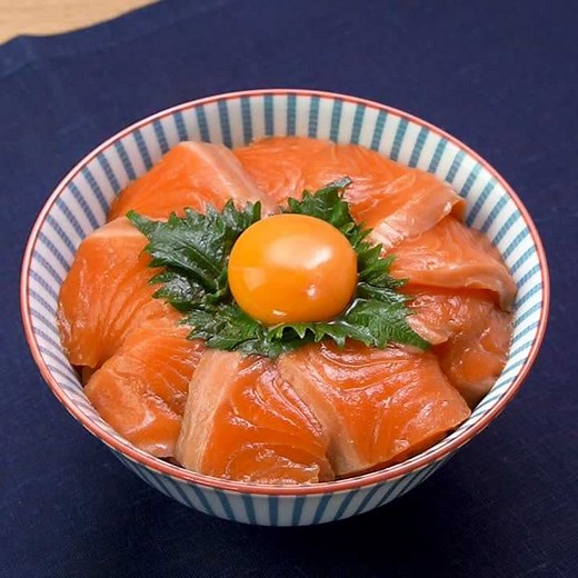 めんつゆで簡単！ 漬けサーモン丼のレシピ動画・作り方 | デリッシュキッチン