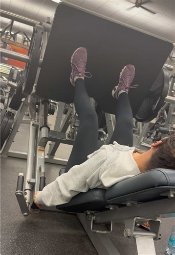 Leg day at 8:30pm last night because if I can’t show up for myself who’s going to? #kneeinjury #kneerehab #legday #personaltrainer #gymshark66 @Gymshark @Gymshark Women