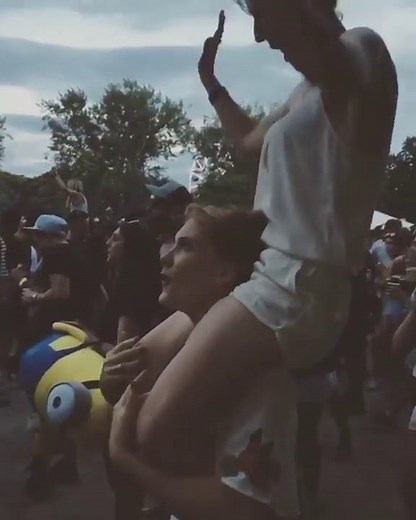 Shoulder rides.fest